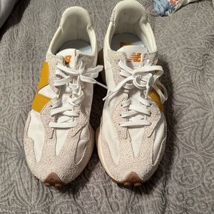 New Balance 327 Tennis Shoes